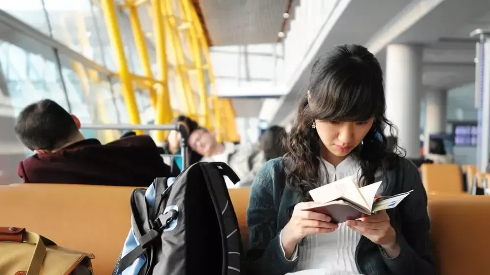 נוסעת ממתינה בשדה התעופה נוסעת ממתינה בשדה התעופה