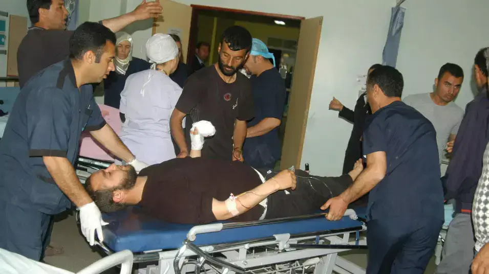 פצוע מתקרית ירי בגבול סוריה עם טורקיה, באזור העיר עזאז, מפונה לבית חולים בעיר קיליס בטורקיה, 9 באפריל 2012 פצוע מתקרית ירי בגבול סוריה עם טורקיה, באזור העיר עזאז, מפונה לבית חולים בעיר קיליס בטורקיה, 9 באפריל 2012