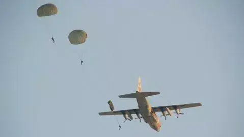 צה"ל מרחיב את עולם הצניחה: פלוגות הסיור של זרוע היבשה, יוצנחו עם ג'יפים וטרקטורונים בלב שטח האויב, אפריל 2012 צה"ל מרחיב את עולם הצניחה: פלוגות הסיור של זרוע היבשה, יוצנחו עם ג'יפים וטרקטורונים בלב שטח האויב, אפריל 2012