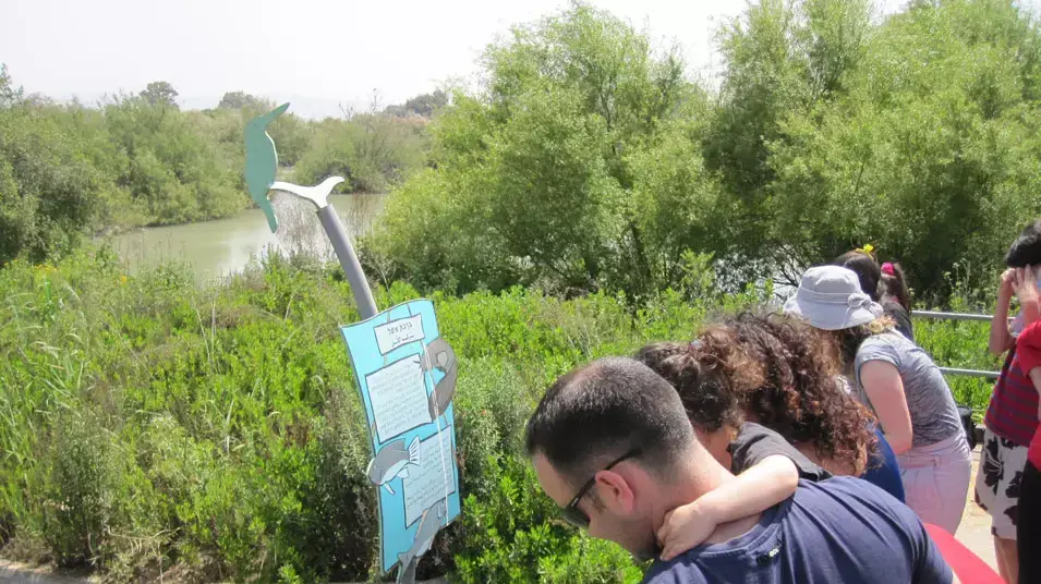 מטיילים בשמורת טבע עין אפק בחול המועד פסח, אפריל 2012 מטיילים בשמורת טבע עין אפק בחול המועד פסח, אפריל 2012