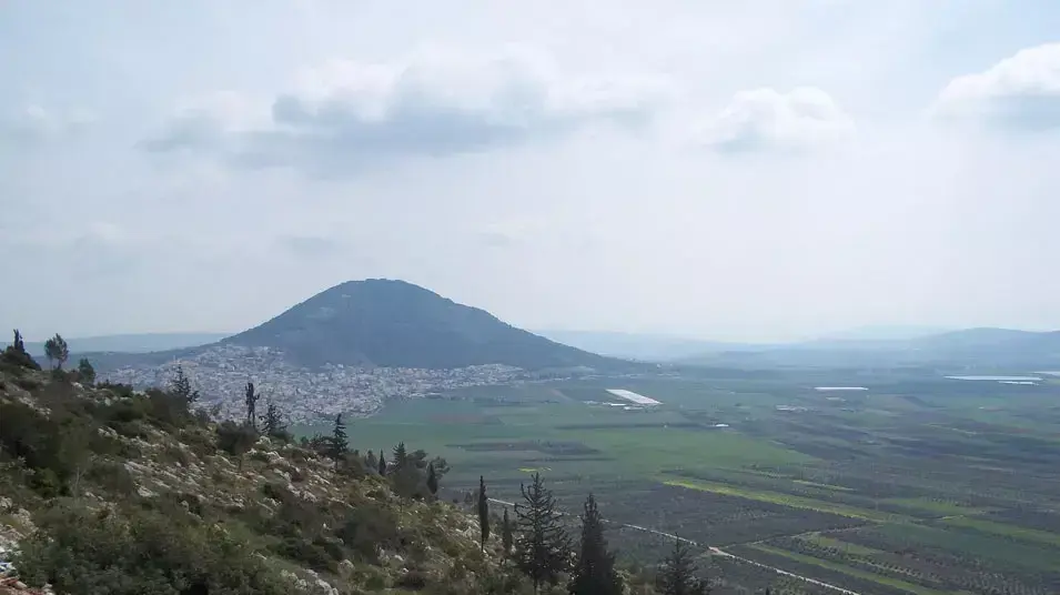 הר דבורה והר הקפיצה בין הר תבור ונצרת. הר דבורה והר הקפיצה בין הר תבור ונצרת.