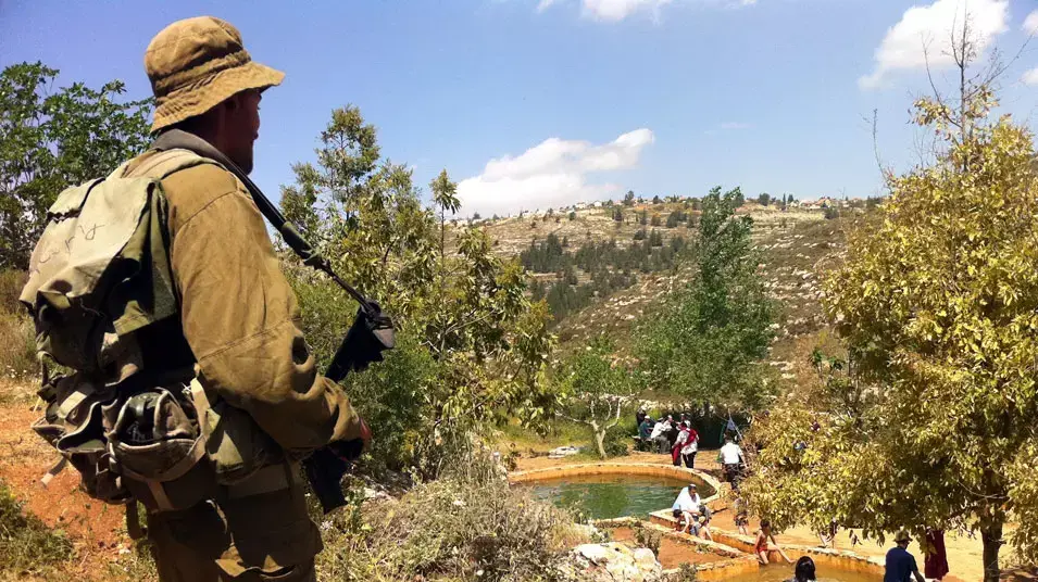 מטיילים במעיין עוז בפסח, אפריל 2012 מטיילים במעיין עוז בפסח, אפריל 2012