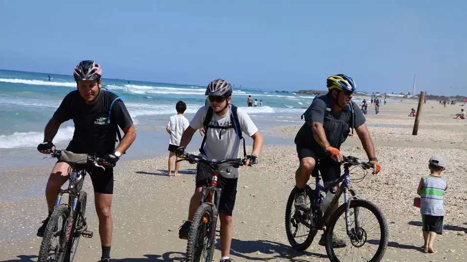 מטיילים בפסח בחוף בית ינאי מטיילים בפסח בחוף בית ינאי