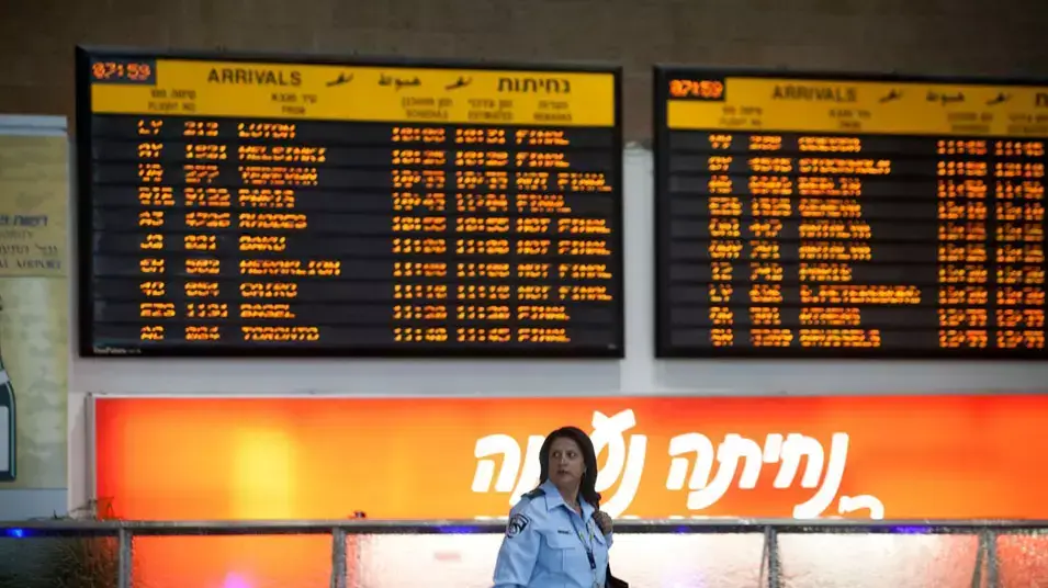 פעילים פרו פלסטינים נוחתים בנתבג פעילים פרו פלסטינים נוחתים בנתבג
