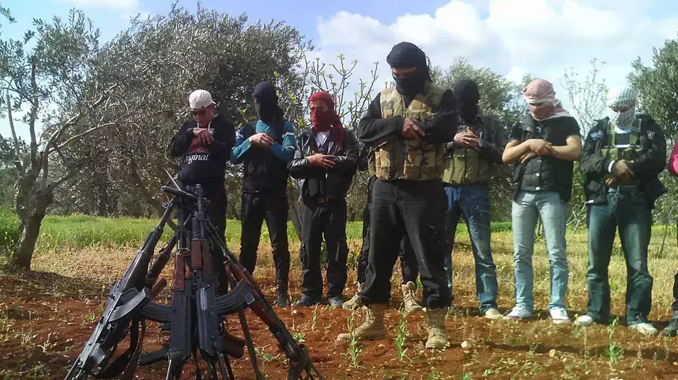 לוחמי מחתרת המורדים "הצבא הסורי החופשי" בכפר טפטנאז שבמחוז אידליב, צפון סוריה, 12 באפריל 2012 לוחמי מחתרת המורדים "הצבא הסורי החופשי" בכפר טפטנאז שבמחוז אידליב, צפון סוריה, 12 באפריל 2012