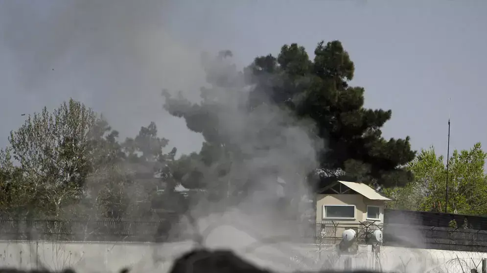 עשן עולה משגרירות בריטניה בבירת אפגניסטן, קאבול, בעקבות התקפה של הטליבן, 15 באפריל 2012 עשן עולה משגרירות בריטניה בבירת אפגניסטן, קאבול, בעקבות התקפה של הטליבן, 15 באפריל 2012