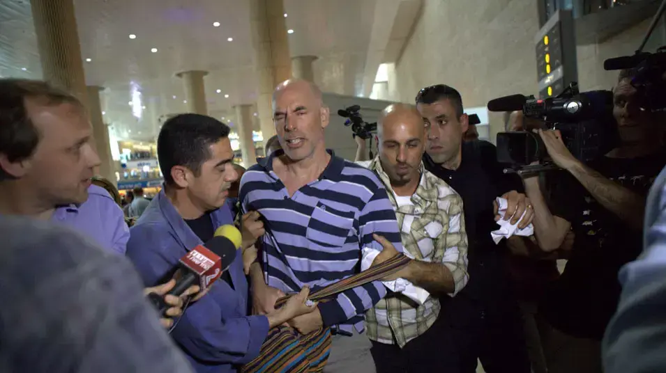 פעילי שמאל נעצרים בנתב"ג, אפריל 2012 פעילי שמאל נעצרים בנתב"ג, אפריל 2012