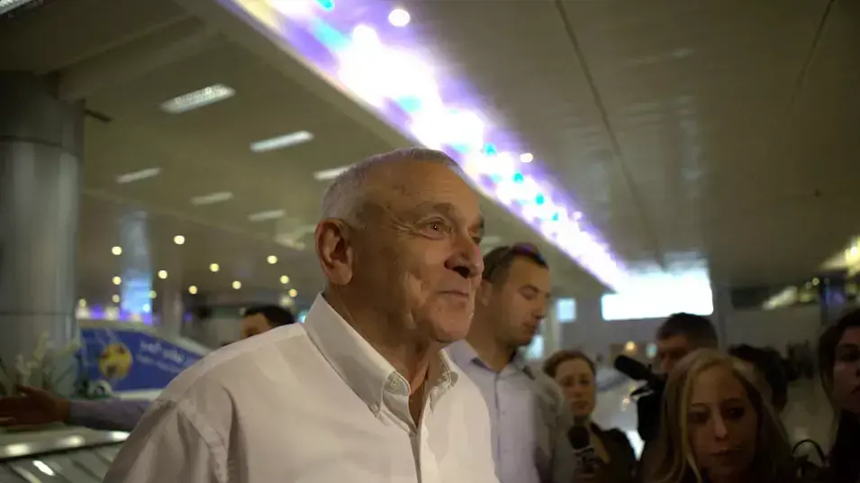 השר לביטחון הפנים יצחק אהרונוביץ' בשדה תעופה בן גוריון לאחר הגעתם של פעילי המטס, אפריל 2012 השר לביטחון הפנים יצחק אהרונוביץ' בשדה תעופה בן גוריון לאחר הגעתם של פעילי המטס, אפריל 2012