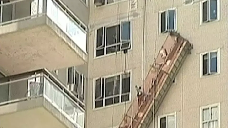 דרמה בשחקים: פועלים חולצו מפיגום בקומה ה-17