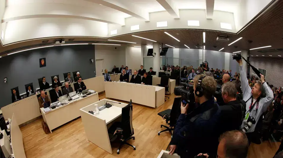 פתח הדיונים במשפטו של אנדרס ברינג בריוויק. בית המשפט טינגהאוס באוסלו, נורבגיה, אפריל, 2012 פתח הדיונים במשפטו של אנדרס ברינג בריוויק. בית המשפט טינגהאוס באוסלו, נורבגיה, אפריל, 2012
