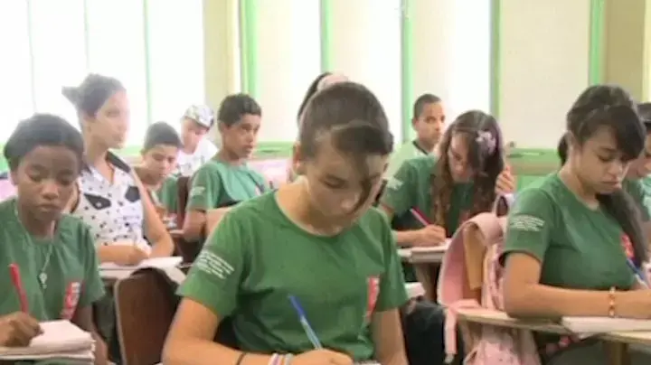 הפתרון להברזות: מיקרוצ'יפים על חולצות בית הספר