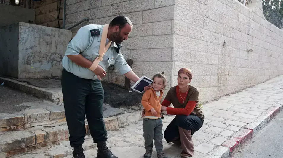 סגן מפקד חטיבת הבקעה, סא"ל שלום אייזנר יוצא מביתו, אפריל 2012 סגן מפקד חטיבת הבקעה, סא"ל שלום אייזנר יוצא מביתו, אפריל 2012