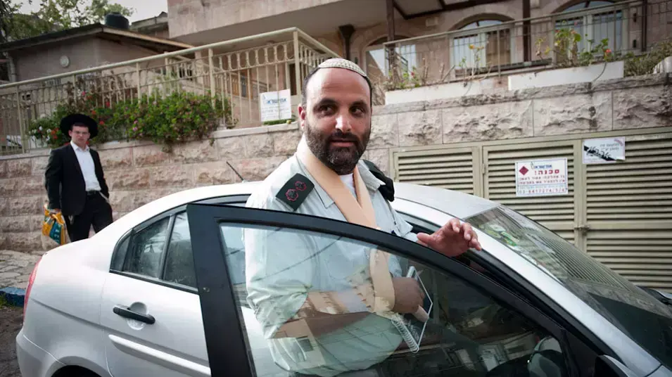 סגן מפקד חטיבת הבקעה, סא"ל שלום אייזנר יוצא מביתו, אפריל 2012 סגן מפקד חטיבת הבקעה, סא"ל שלום אייזנר יוצא מביתו, אפריל 2012