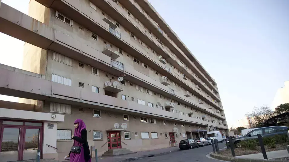 צעירה מוסלמית ליד בית דירות בטולוז, צרפת. מרץ 2012 צעירה מוסלמית ליד בית דירות בטולוז, צרפת. מרץ 2012