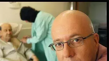 החולה המדומה אריק קנלר (צילום דרור מנצורה ומירב לוינסון) החולה המדומה אריק קנלר (צילום דרור מנצורה ומירב לוינסון)