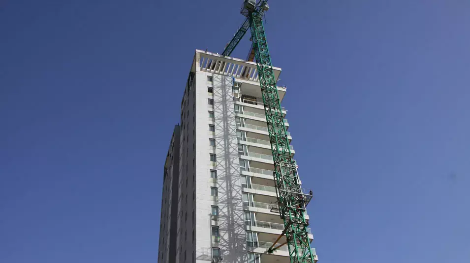 מנקה חלונות נפל מבניין , אפריל 2012