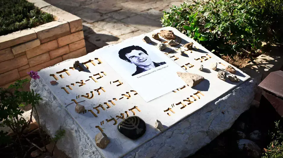 קברו של יוני נתניהו ז"ל בהר הרצל, אחיו של ראש הממשלה בנימין נתניהו, אפריל 2012 קברו של יוני נתניהו ז"ל בהר הרצל, אחיו של ראש הממשלה בנימין נתניהו, אפריל 2012