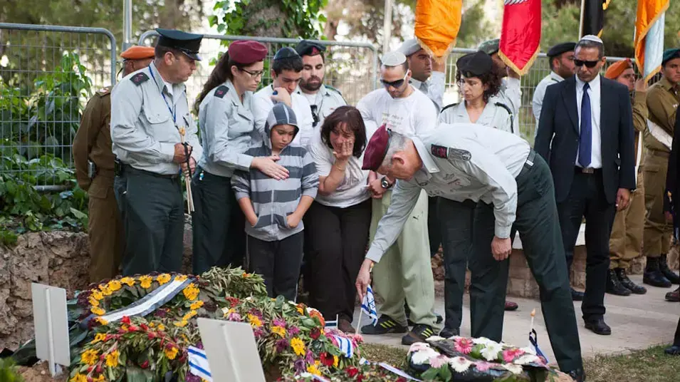 הרמטכ"ל בני גנץ מניח זר על קברה של הילה בצלאלי ז"ל, אפריל 2012 הרמטכ"ל בני גנץ מניח זר על קברה של הילה בצלאלי ז"ל, אפריל 2012