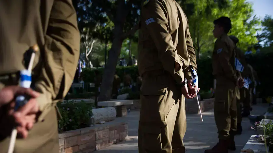 הרמטכ"ל בני גנץ מניח זר על קברה של הילה בצלאלי ז"ל, אפריל 2012 הרמטכ"ל בני גנץ מניח זר על קברה של הילה בצלאלי ז"ל, אפריל 2012