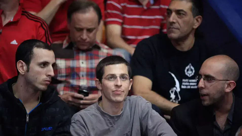 גלעד שליט במשחק בין מכבי תל אביב הפועל ירושלים