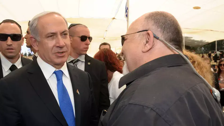 ראש הממשלה בנימין נתניהו משוחח עם יוסי מנדלביץ', אשר שכל את בנו בפיגוע בחיפה, בתום טקס האזכרה הממלכתי לנפגעי פעולות איבה בהר הרצל בירושלים ראש הממשלה בנימין נתניהו משוחח עם יוסי מנדלביץ', אשר שכל את בנו בפיגוע בחיפה, בתום טקס האזכרה הממלכתי לנפגעי פעולות איבה בהר הרצל בירושלים