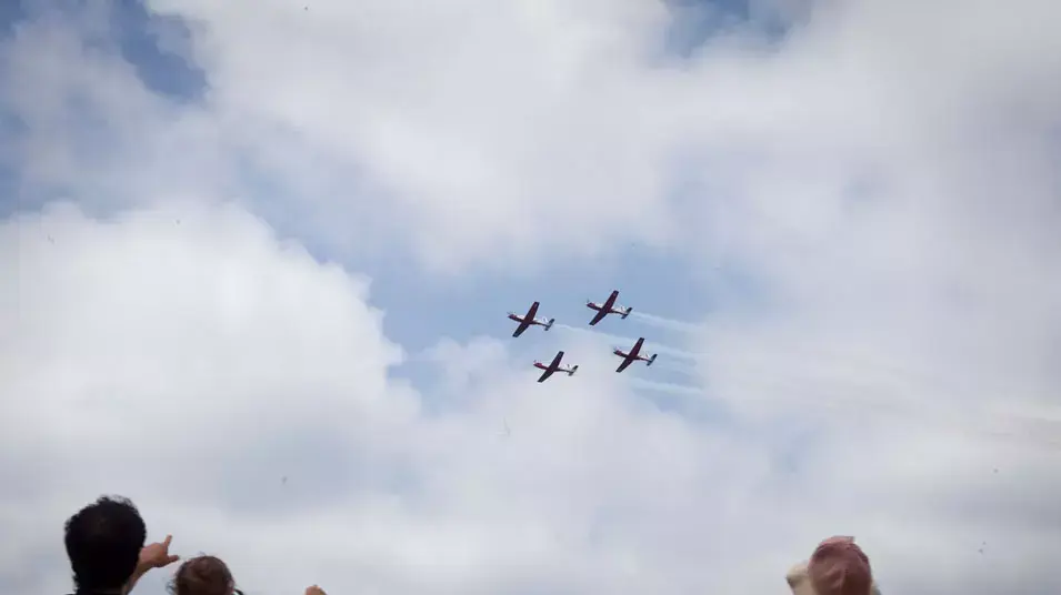 מטס חיל האוויר עובר מעל שמי תל אביב ביום העצמאות מטס חיל האוויר עובר מעל שמי תל אביב ביום העצמאות