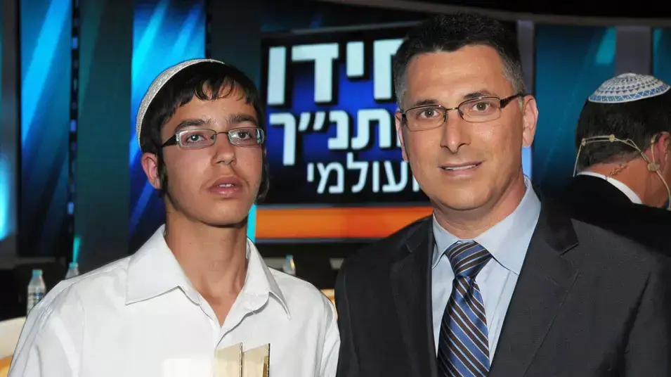 שר החינוך, גדעון סער עם זוכה חידון התנ"ך העולמי, אלחנן בלוך, יום העצמאות 2012 שר החינוך, גדעון סער עם זוכה חידון התנ"ך העולמי, אלחנן בלוך, יום העצמאות 2012