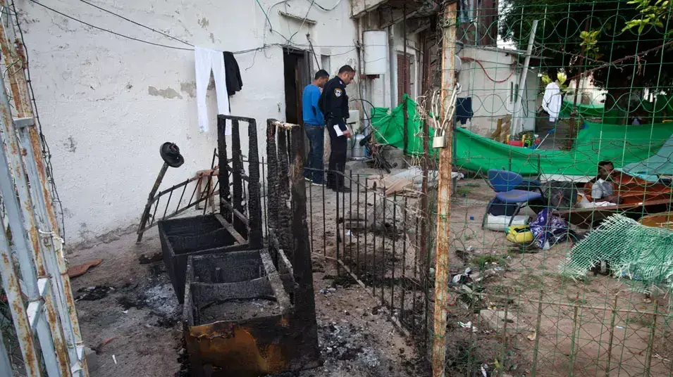 בקבוקי תבערה שהושלכו לעבר דירות של פליטים וגן ילדים בדרום תל אביב. אפריל, 2012 בקבוקי תבערה שהושלכו לעבר דירות של פליטים וגן ילדים בדרום תל אביב. אפריל, 2012