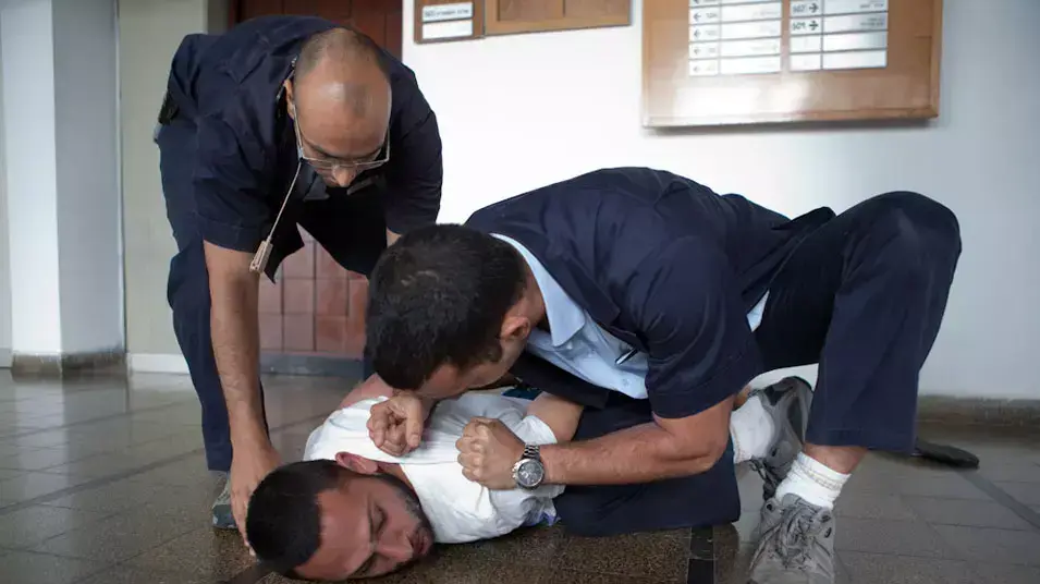 בני משפחת צעיר שהורשע בדקירה התקוטטו עם מאבטחים בבית משפט המחוזי בתל אביב, אפריל 2012 בני משפחת צעיר שהורשע בדקירה התקוטטו עם מאבטחים בבית משפט המחוזי בתל אביב, אפריל 2012