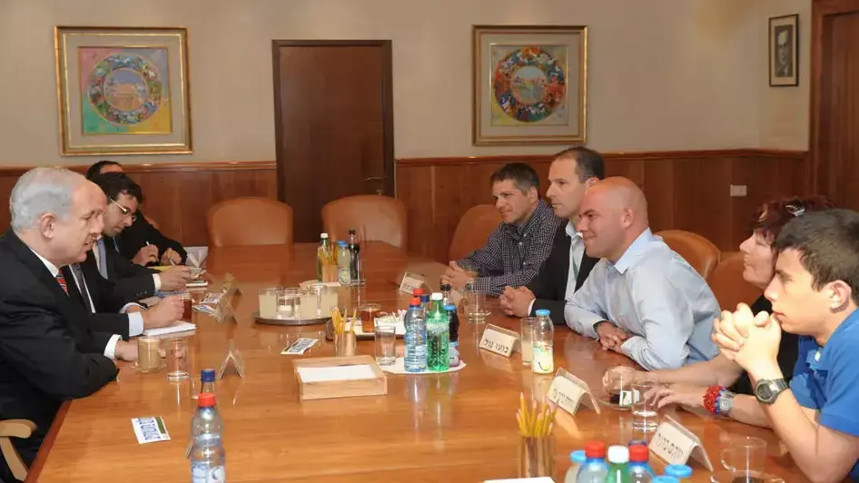 פגישת ראש הממשלה בנימין נתניהו עם נציגי המילואימניקים בלשכתו, אפריל 2012 פגישת ראש הממשלה בנימין נתניהו עם נציגי המילואימניקים בלשכתו, אפריל 2012