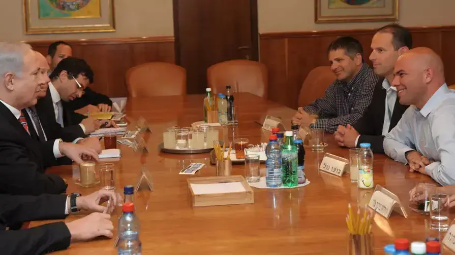 פגישת ראש הממשלה בנימין נתניהו עם נציגי המילואימניקים בלשכתו, אפריל 2012 פגישת ראש הממשלה בנימין נתניהו עם נציגי המילואימניקים בלשכתו, אפריל 2012