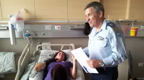 מפקד החיל ביקר את הפצועה מהר הרצל, אפריל 2012