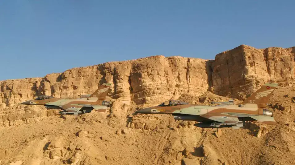 צילום ממטוס קרב  של מכתש רמון