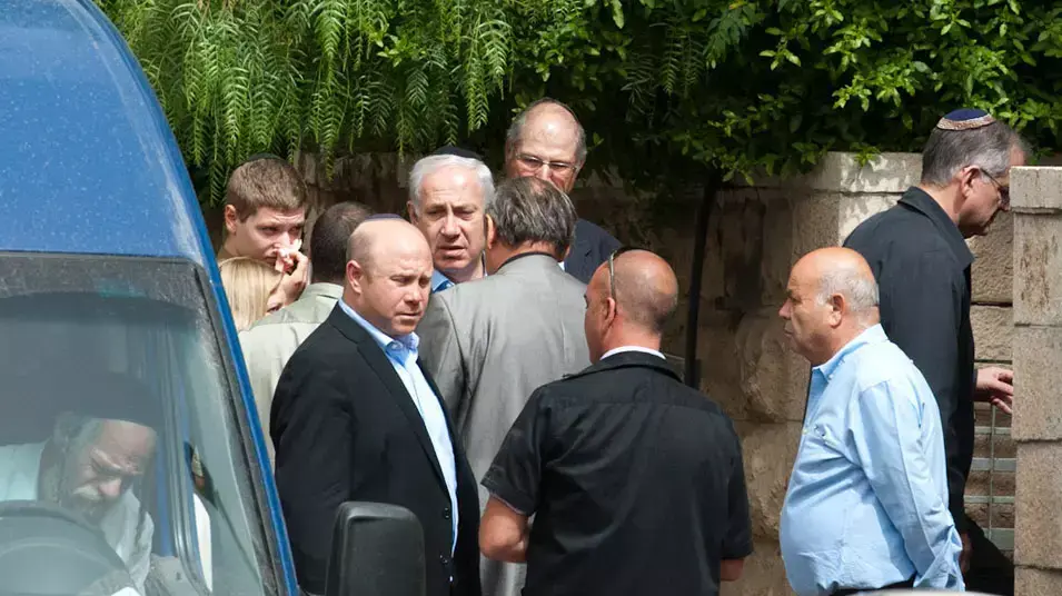 ביתו של בן ציון נתניהו בנימין נתניהו בפתח ביתו של בן ציון נתניהו בנימין נתניהו בפתח