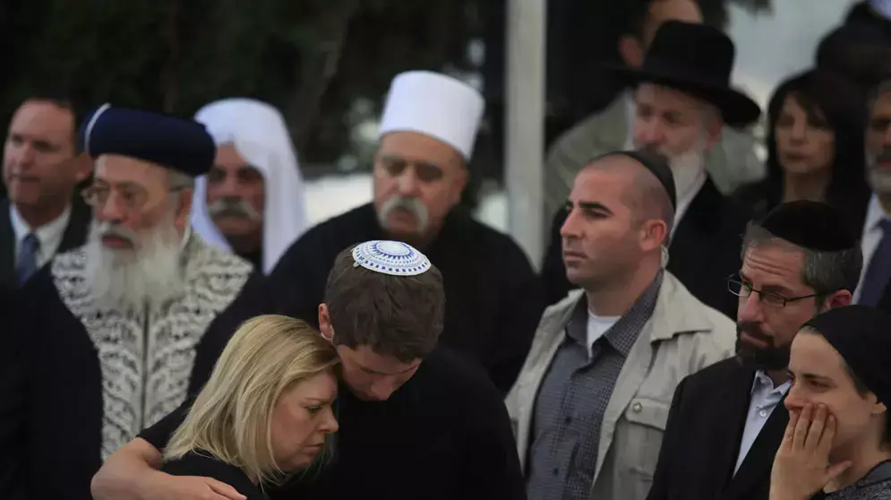 שרה נתניהו בהלוויה של בן ציון נתניהו אביו של ראש הממשלה, אפריל 2012