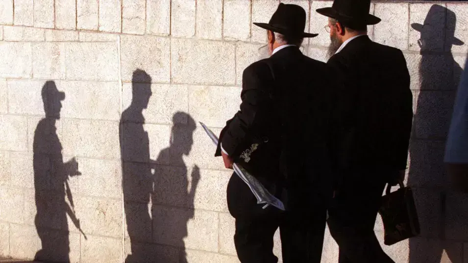 חרדים וחיילים ברחבת הכותל בירושלים