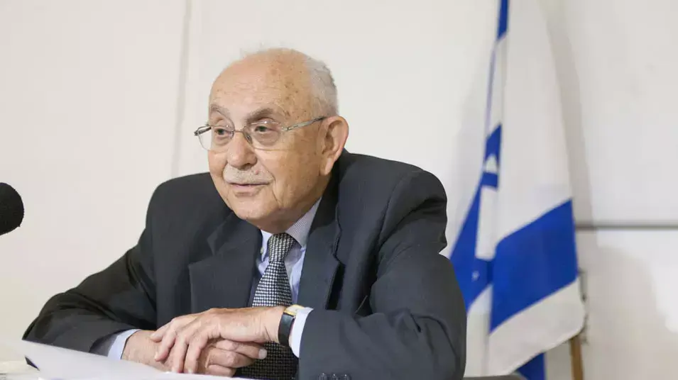 נציב תלונות הציבור על שופטים,  מגיש את הדוח לשנת 2011 לנשיא בית המשפט העליון,אפריל 2012