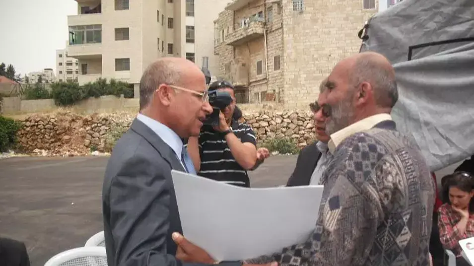 ח"כ טאלב א-סאנע עם אסירים משוחררים, בהם כאלה ששוחררו בעסקת שליט. רמאללה. אפריל, 2012 ח"כ טאלב א-סאנע עם אסירים משוחררים, בהם כאלה ששוחררו בעסקת שליט. רמאללה. אפריל, 2012