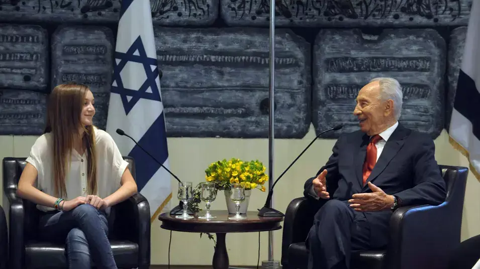 נשיא המדינה מהמפגש שקיים עם הילדה נועה ויצוייג וניצולי שואה, מאי 2012