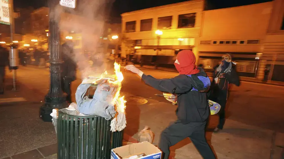 מהומות בעקבות הפגנות 1 במאי של תנועת "כיבוש וול סטריט" בעיר אוקלנד, קליפורניה, 1 במאי 2012 מהומות בעקבות הפגנות 1 במאי של תנועת "כיבוש וול סטריט" בעיר אוקלנד, קליפורניה, 1 במאי 2012