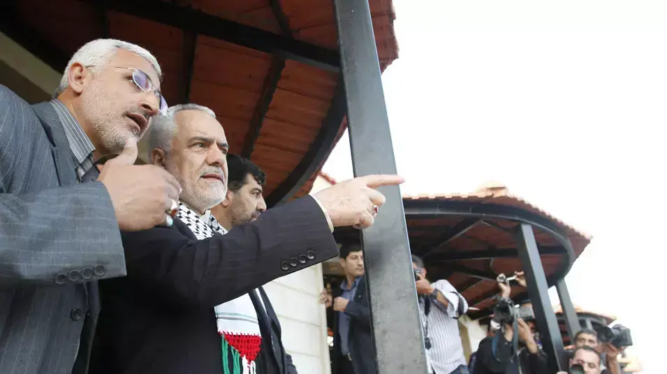 סגן נשיא אירן, מוחמד רזא רחימי, צופה אל גבול ישראל מהכפר מארון א-ראס בדרום לבנון, 3 במאי 2012 סגן נשיא אירן, מוחמד רזא רחימי, צופה אל גבול ישראל מהכפר מארון א-ראס בדרום לבנון, 3 במאי 2012