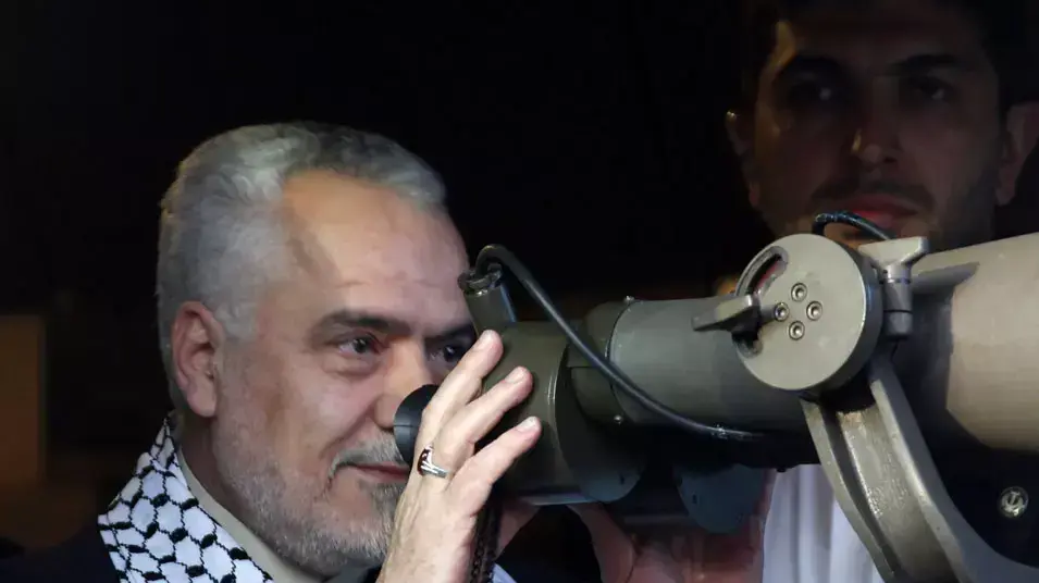 סגן נשיא אירן, מוחמד רזא רחימי, צופה אל גבול ישראל מהכפר מארון א-ראס בדרום לבנון, 3 במאי 2012