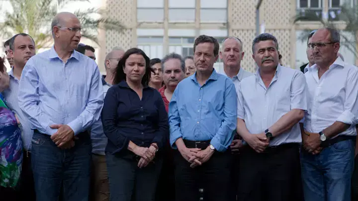 חברי מפלגת העבודה באנדרטה לזכר יצחק רבין בתל אביב לרגל שחרור חגי עמיר מאי 2012 חברי מפלגת העבודה באנדרטה לזכר יצחק רבין בתל אביב לרגל שחרור חגי עמיר מאי 2012
