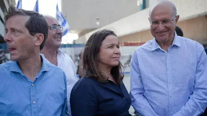 שלי יחימוביץ' יצחק בוז'י הרצוג ואבישי ברוורמן באנדרטה לזכר יצחק רבין בתל אביב מאי 2012 שלי יחימוביץ' יצחק בוז'י הרצוג ואבישי ברוורמן באנדרטה לזכר יצחק רבין בתל אביב מאי 2012