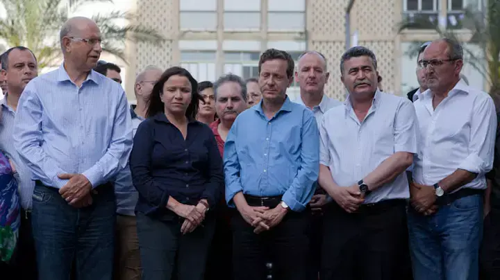 חברי מפלגת העבודה באנדרטה לזכר יצחק רבין בתל אביב לרגל שחרור חגי עמיר מאי 2012