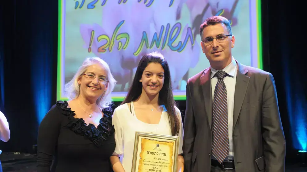 שר החינוך גדעון סער עם שלושת הזוכות בחידון הגמר של פרקי אבות, מאי 2012 שר החינוך גדעון סער עם שלושת הזוכות בחידון הגמר של פרקי אבות, מאי 2012