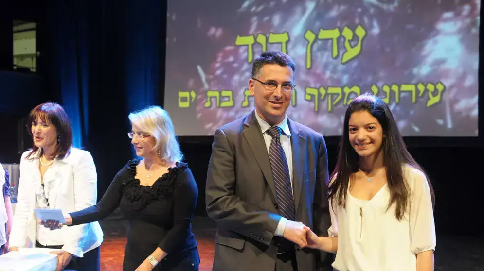 שר החינוך גדעון סער עם שלושת הזוכות בחידון הגמר של פרקי אבות, מאי 2012