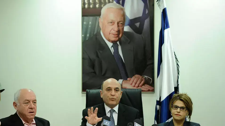 יו"ר קדימה שאול מופז במסיבת עיתונאים, מאי 2012
