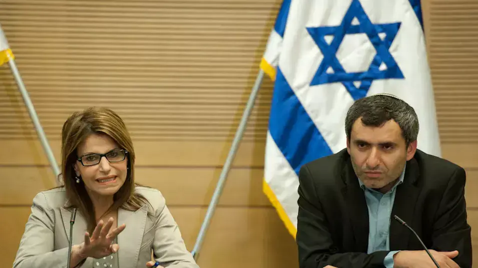 שאול מופז וזאב אלקין חותמים על הסכם ממשלת אחדות שאול מופז וזאב אלקין חותמים על הסכם ממשלת אחדות