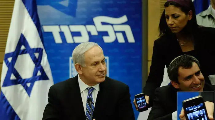 ראש הממשלה בנימין נתניהו מקבל שיחת טלפון מנתן אשל, מאי 2012 ראש הממשלה בנימין נתניהו מקבל שיחת טלפון מנתן אשל, מאי 2012